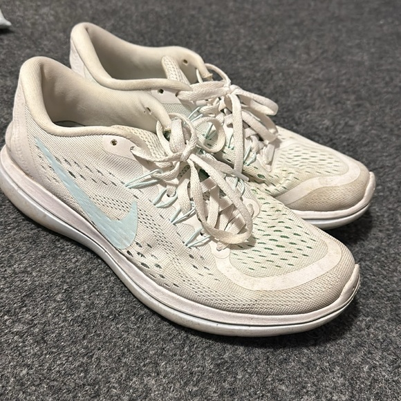 NIKE white & teal running shoes size 8 - Picture 2 of 3